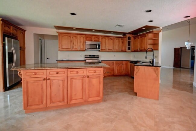 Building Photo - 19915 Back 9 Dr