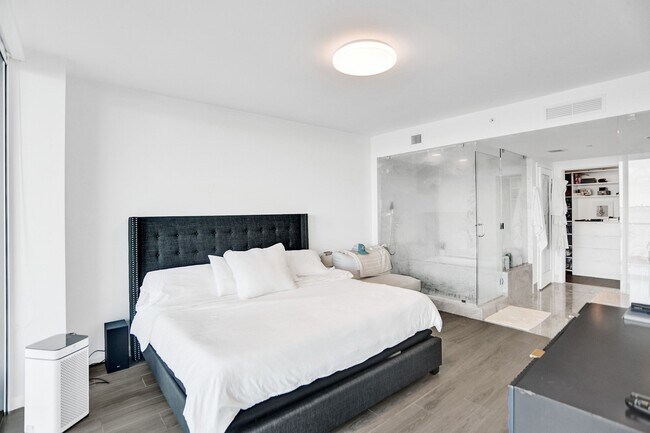 Building Photo - 3131 NE 7th Ave