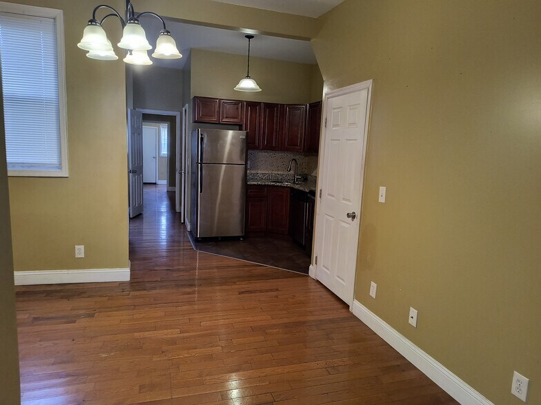 Building Photo - 1841 W Huntingdon St