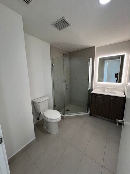 Building Photo - 208 NE 35th Ter