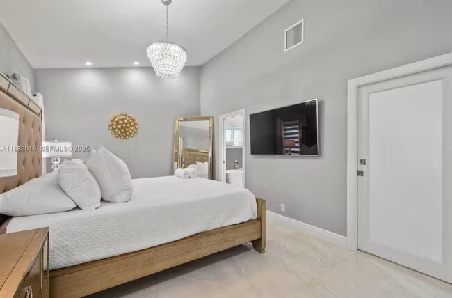 Building Photo - 7101 W Lake Dr