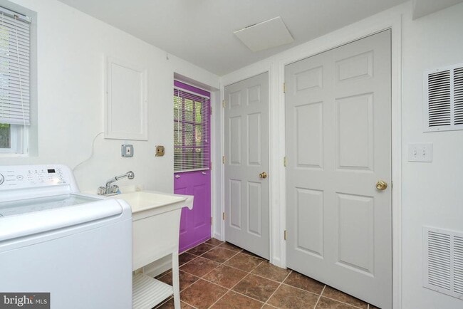 Building Photo - 2412 Rockbridge St