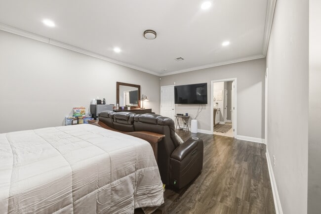 Building Photo - 213 E Peck Blvd