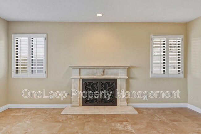 Building Photo - 493 Summerhill View