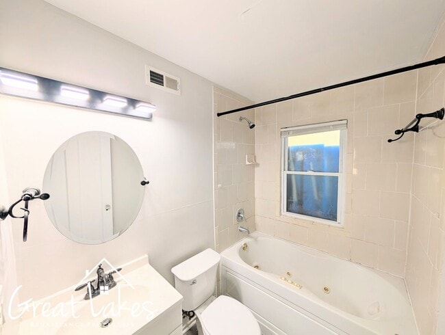 Building Photo - Beautiful 2 Bedroom 1 Bathroom now availab...