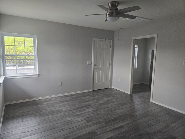 Building Photo - Adorable 1 bedroom/1 bathroom with secured entry!