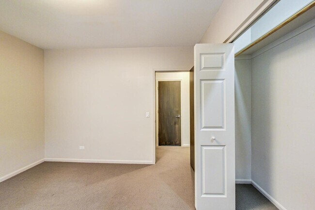 Building Photo - 2233 W Medill Ave