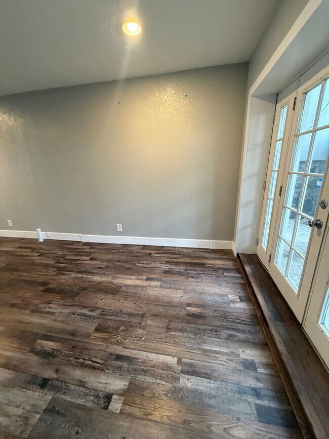 Building Photo - 529 S Dakota St