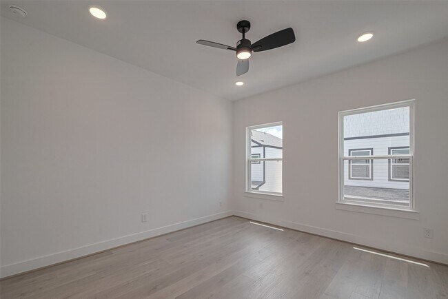 Building Photo - 1344 W 24th St
