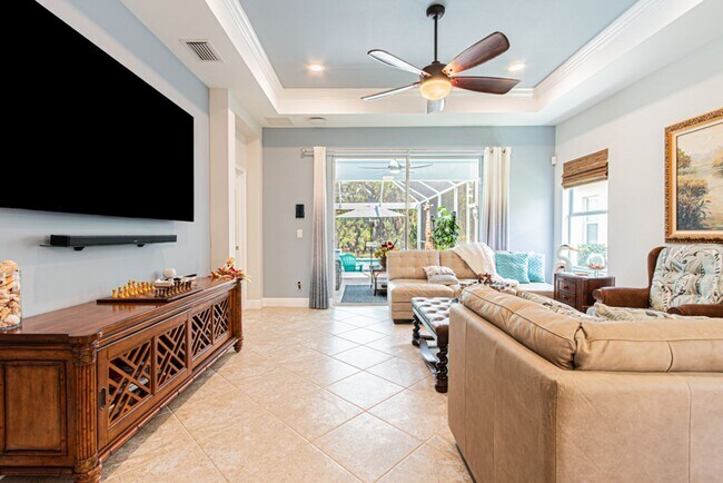 Building Photo - Seasonal Lakeside Luxury Home With Pool in...