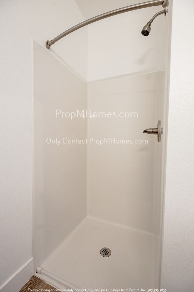 Building Photo - Updated Studio in the Heart of SE Portland!