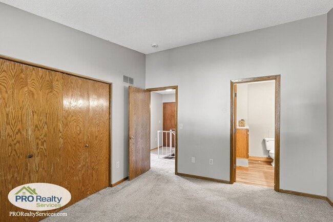 Building Photo - 3 Bedroom End Unit Townhouse