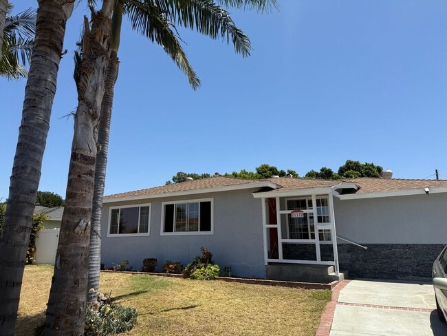 Primary Photo - 3 BEDROOM 1.5 BATH HOUSE