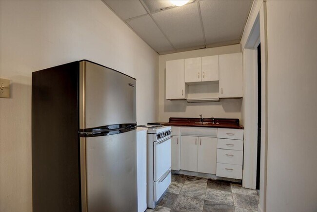 Building Photo - Affordable 1 Bedroom Apartment – Prime Mai...