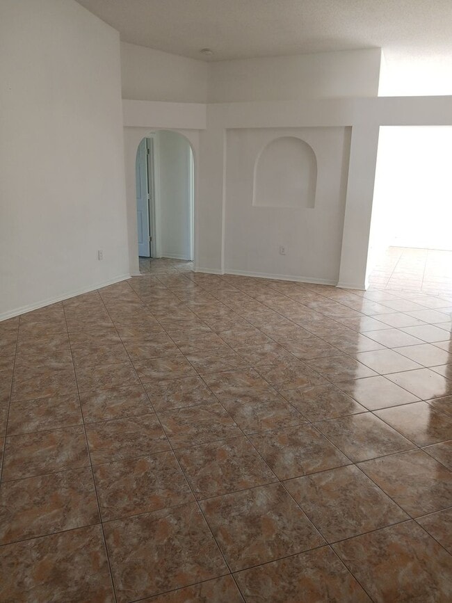 Building Photo - Recently renovated 4 Bedroom, 2 Bathroom, ...