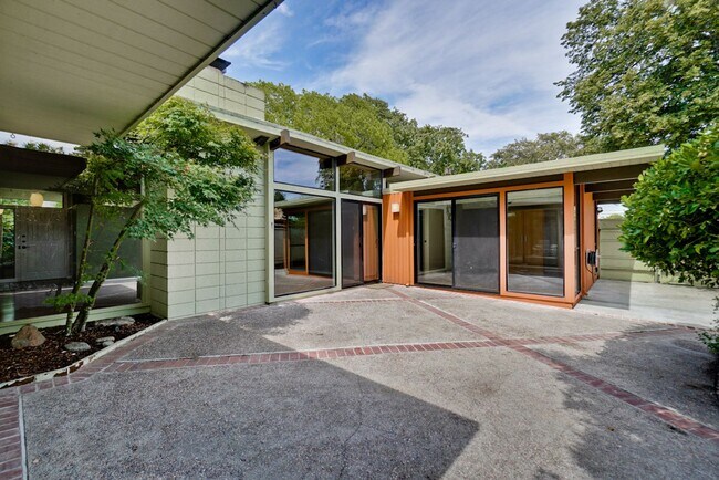 Building Photo - Beautifully Updated 4 Bed, 3 Bath Eichler ...