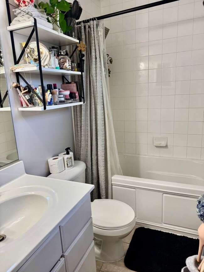 Building Photo - Gorgeous 2 Bedroom/2 Bath Condo