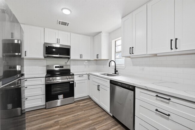 Building Photo - 8221 Bigwood St