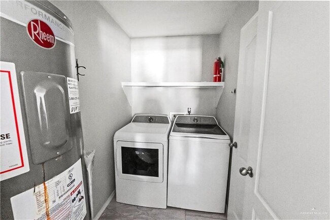 Building Photo - 10 S 48th Ln