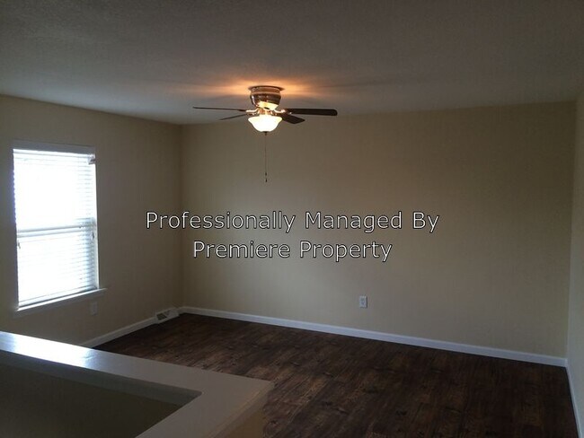 Building Photo - 1695 - 4 Bed 2 Bath Near KU MED