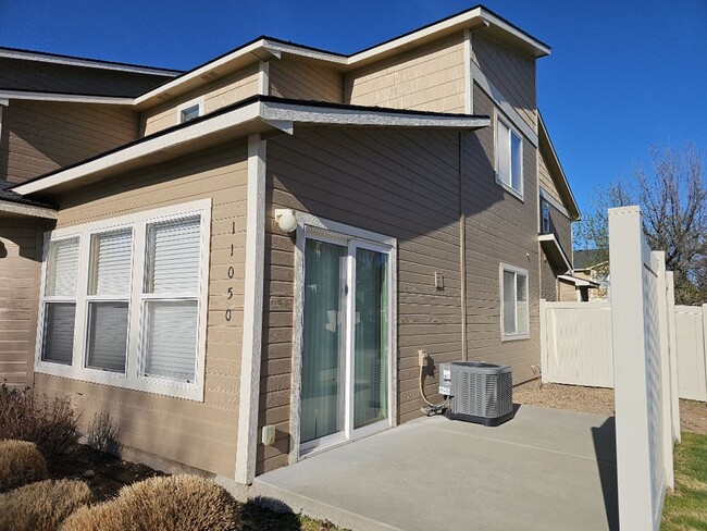 Building Photo - Nice 2 bedroom, 2 bath condo in a fabulous...