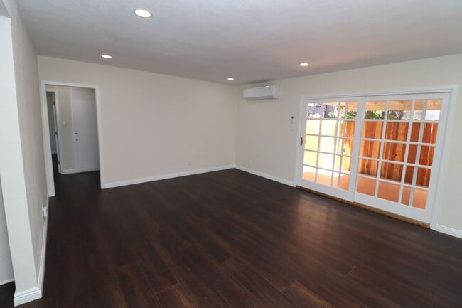 Building Photo - 468 N Cypress St