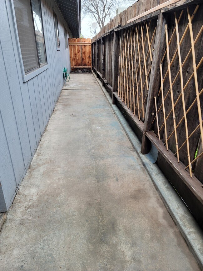 Building Photo - 930 N Indiana St