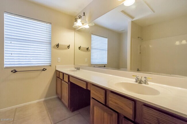 Building Photo - 454 E Baylor Ln