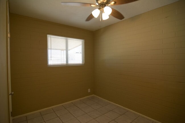 Building Photo - Updated 3 Bedroom 1 Bath Home! Central Tucson Location!