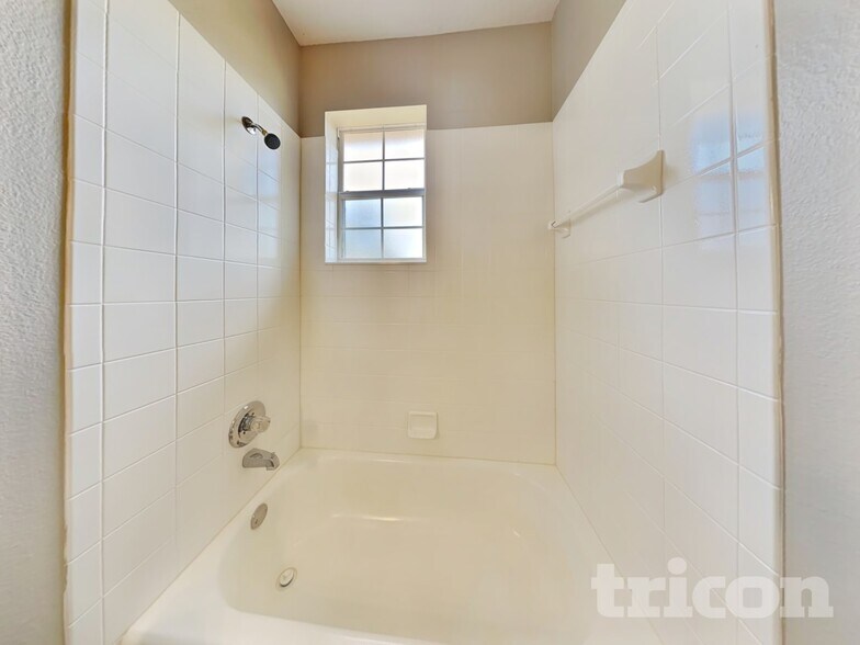 Building Photo - 9 Point Pl