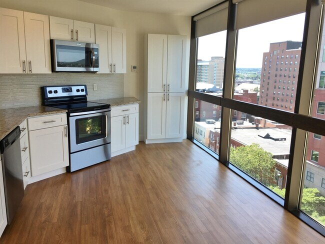 Building Photo - 875 Elm St