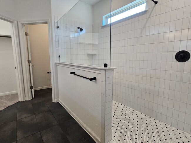 Building Photo - Beautiful 3 Bed / 3 Bath Home in North Lea...