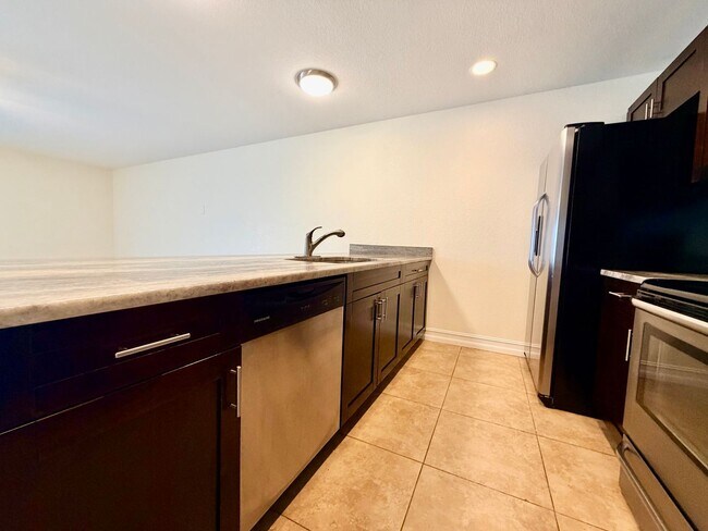 Building Photo - Centrally Located 3 Bedroom 2 Bath 1 Car Garage Duplex- Lawn service and washer and dryer is incl...