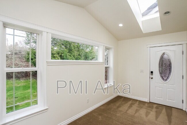 Building Photo - 3504 Buckingham Ct SE