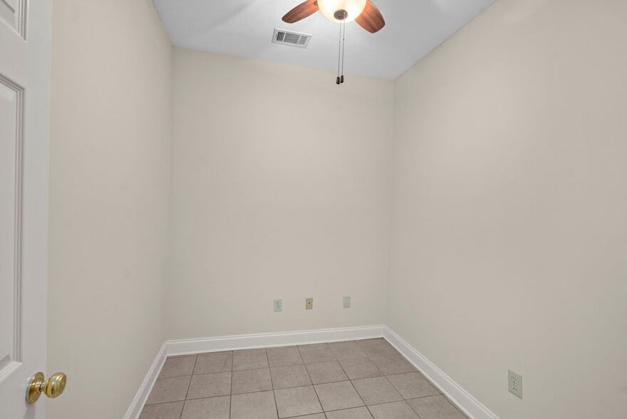 Building Photo - 102 Avery Forest