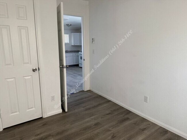 Building Photo - *** Please call us @ 661-266-1400 for information on availability, showings and applications proc...