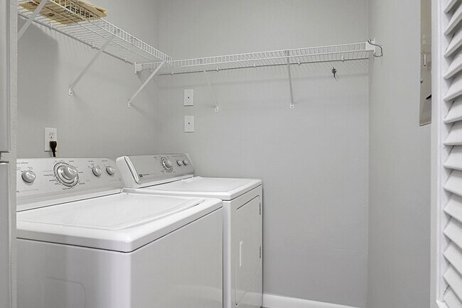 Building Photo - Renovated Condo located in heart of Mt Pleasant, near Ravenel Bridge and Waterfront Park