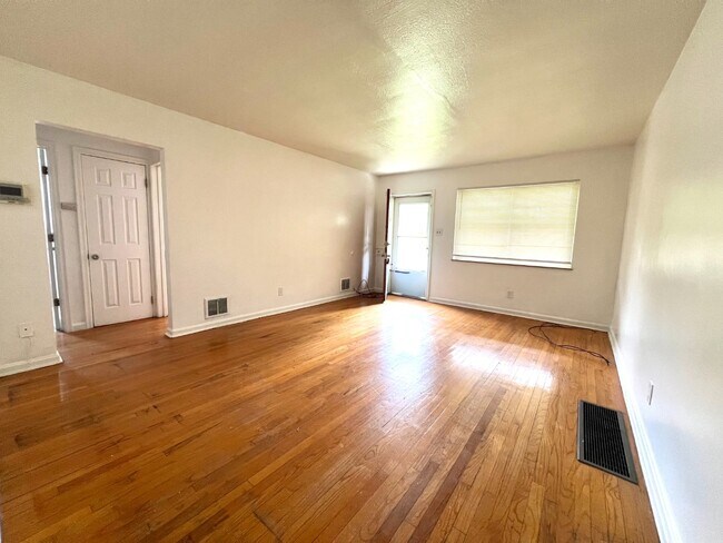 Building Photo - Bright, Updated 4-Bed Home in Cincinnati – Central HVAC, 1,308 Sq Ft, Utilities Included: Water