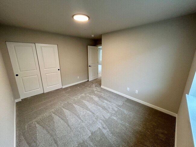 Building Photo - Stunning BRAND NEW 3 bed 2.5 bath home in ...