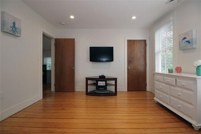 Building Photo - 364 Bellevue Ave