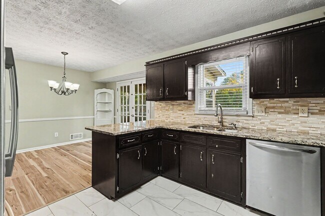 Building Photo - 3030 Green Meadow Ln