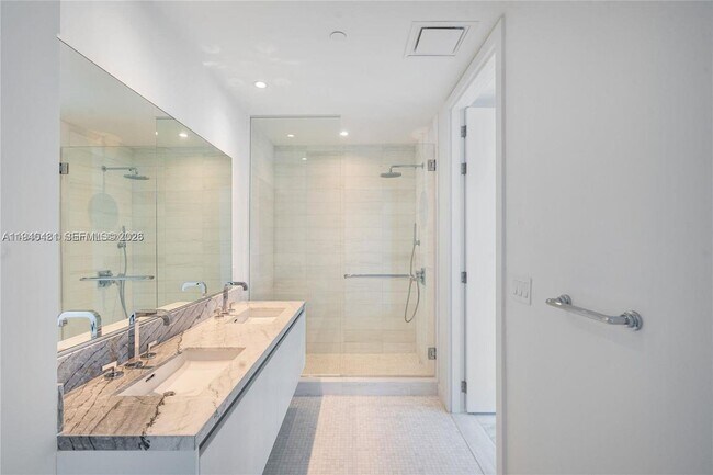 Building Photo - 700 NE 26th Terrace