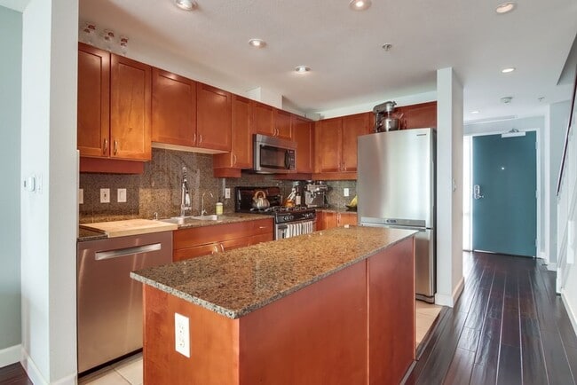 Building Photo - Luxury  Unit in Little Italy