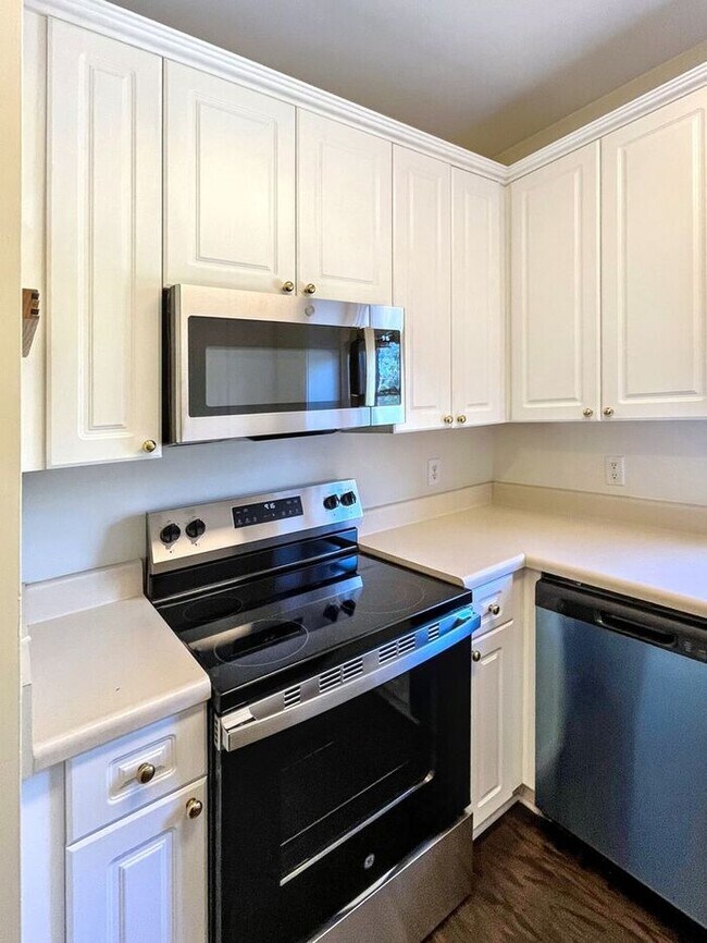 Building Photo - Lovely 1 Bed & 1.5 Bath Condo in Nashville...