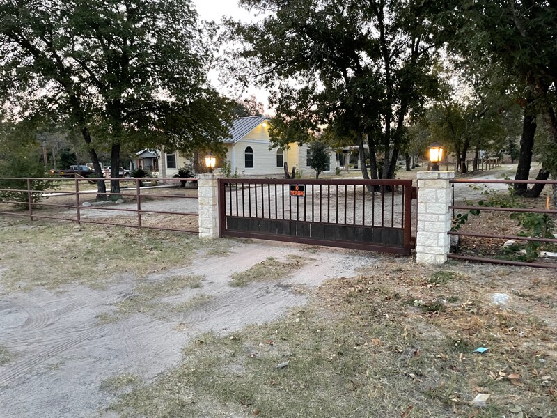 Building Photo - 3336 I-35