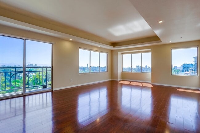 Building Photo - Amazing views from this gorgeous Bankers H...
