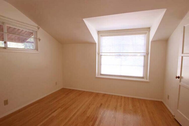 Building Photo - 12700 Kling St