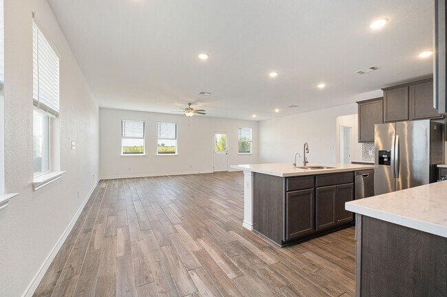 Building Photo - Homey 4 Bedroom, 2 Bath, 1-Story Home in H...