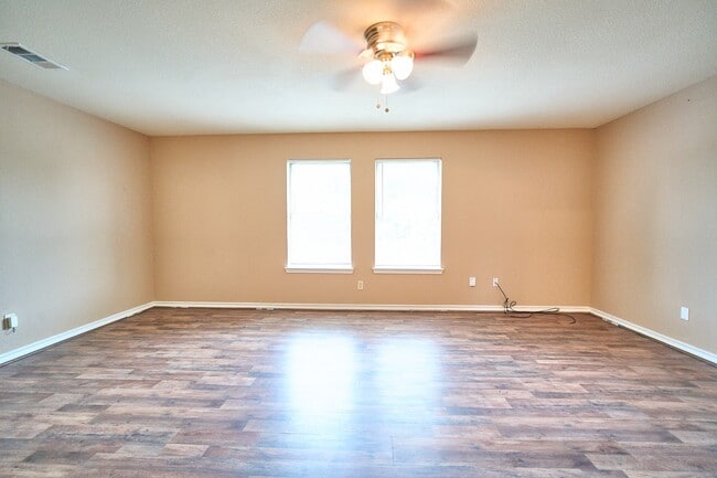 Building Photo - 10126 Northview Dr