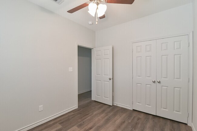 Building Photo - Brand New 3 bed 2.5 Duplex